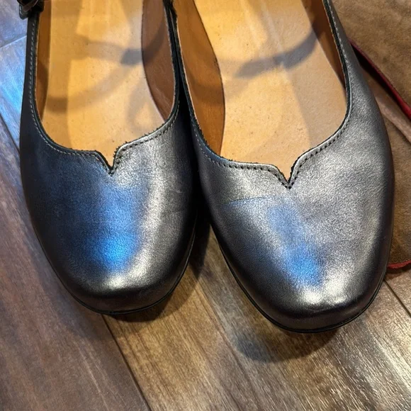 Taos Footwear Women's Pewter Mary Jane Flats - Picture 8 of 8